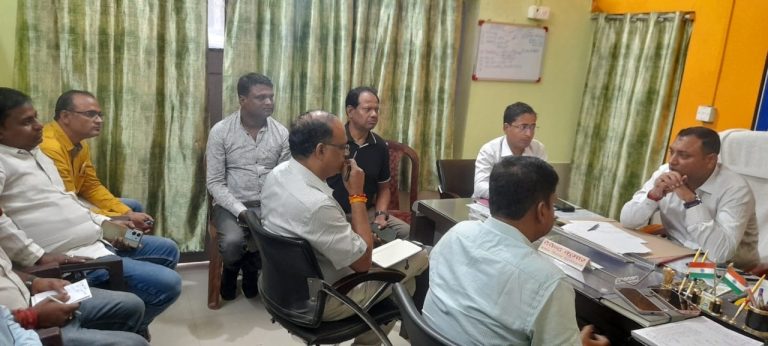 एसडीओ ने बायोमीट्रिक पर ससमय उपस्थित दर्ज कराने का दिया निर्देश