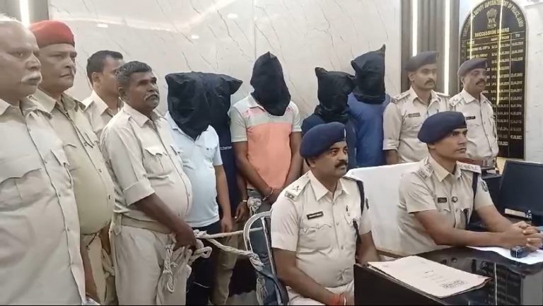 चोरी की पांच बाइक के साथ पांच गिरफ्तार, गैराज संचालक कर रहे थे तस्करी