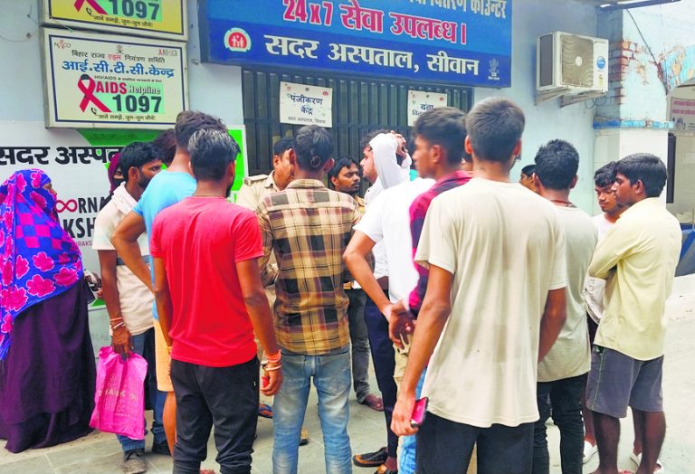 Siwan News:बाइक की टक्कर से पलटा इ-रिक्शा, छात्र की गयी जान