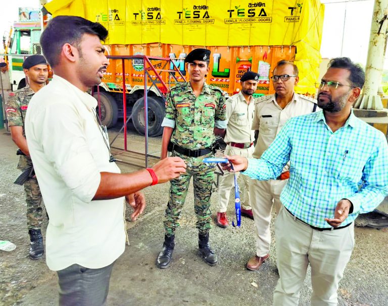 Gopalganj News  : डीएम और एसपी ने की बलथरी चेकपोस्ट पर जांच, कंट्रोल रूम में बंद मिले 14 सीसीटीवी कैमरे