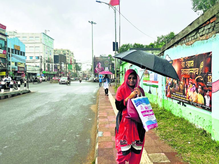 Rourkela News: डाना को लेकर सुंदरगढ़ जिला कार्यालय में नियंत्रण कक्ष खुला, विभागों को अलर्ट रहने का निर्देश