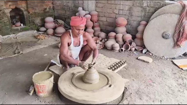 दीपावली में मिट्टी के दीपक की चमक से खिल गये कुम्हार