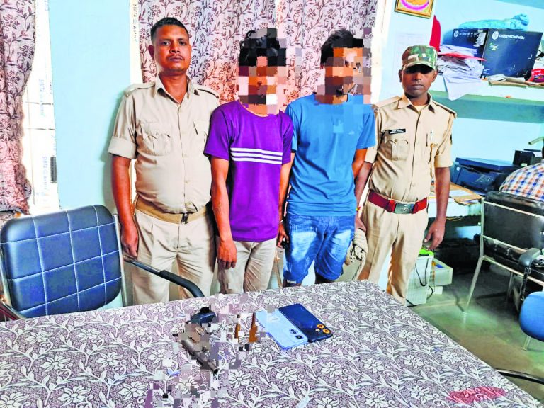 चोरी की बाइक व हथियार के साथ दो बदमाशों को पुलिस ने किया गिरफ्तार