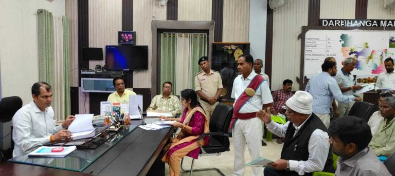 डीएम के जनता दरबार में 55 से अधिक मामलों का हुआ निबटारा