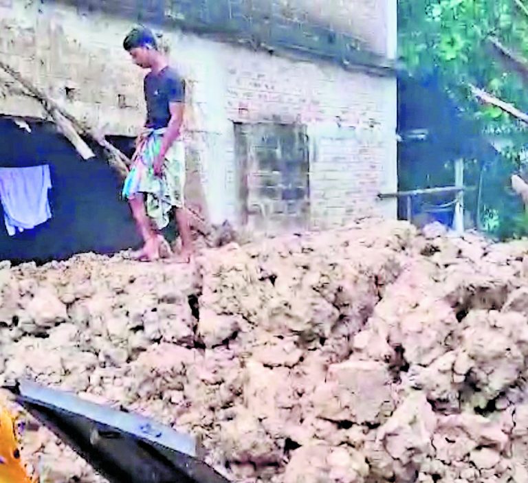 डाना ने पश्चिम मेदिनीपुर में भी मचायी तबाही