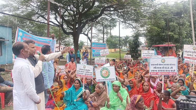 रसोईया संघ ने प्रखंड मुख्यालय ने किया धरना-प्रदर्शन