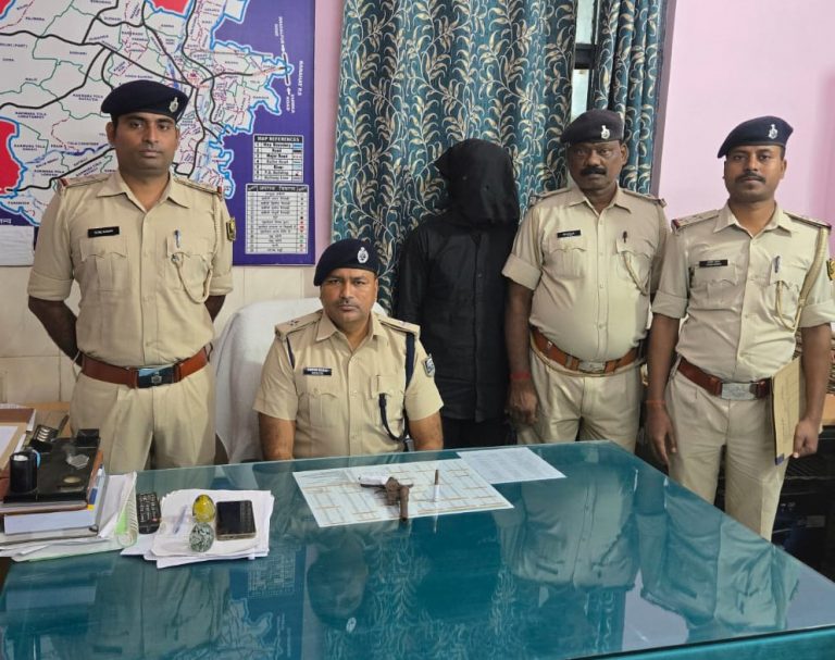लोडेड देसी कट्टा के साथ एक वारंटी गिरफ्तार