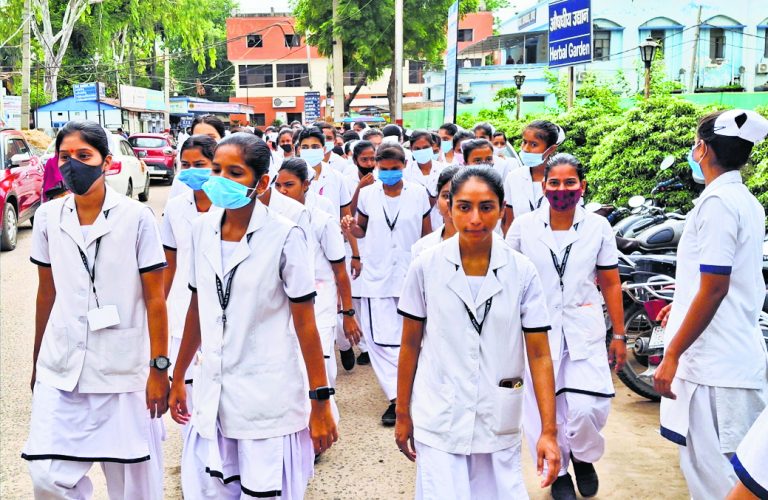 Chhapra News : सदर अस्पताल के एएनम स्कूल की छात्राओं ने दूसरे दिन भी किया हंगामा