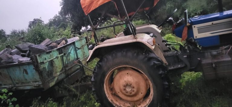 थाना प्रभारी ने पत्थर लदा ट्रैक्टर किया जब्त