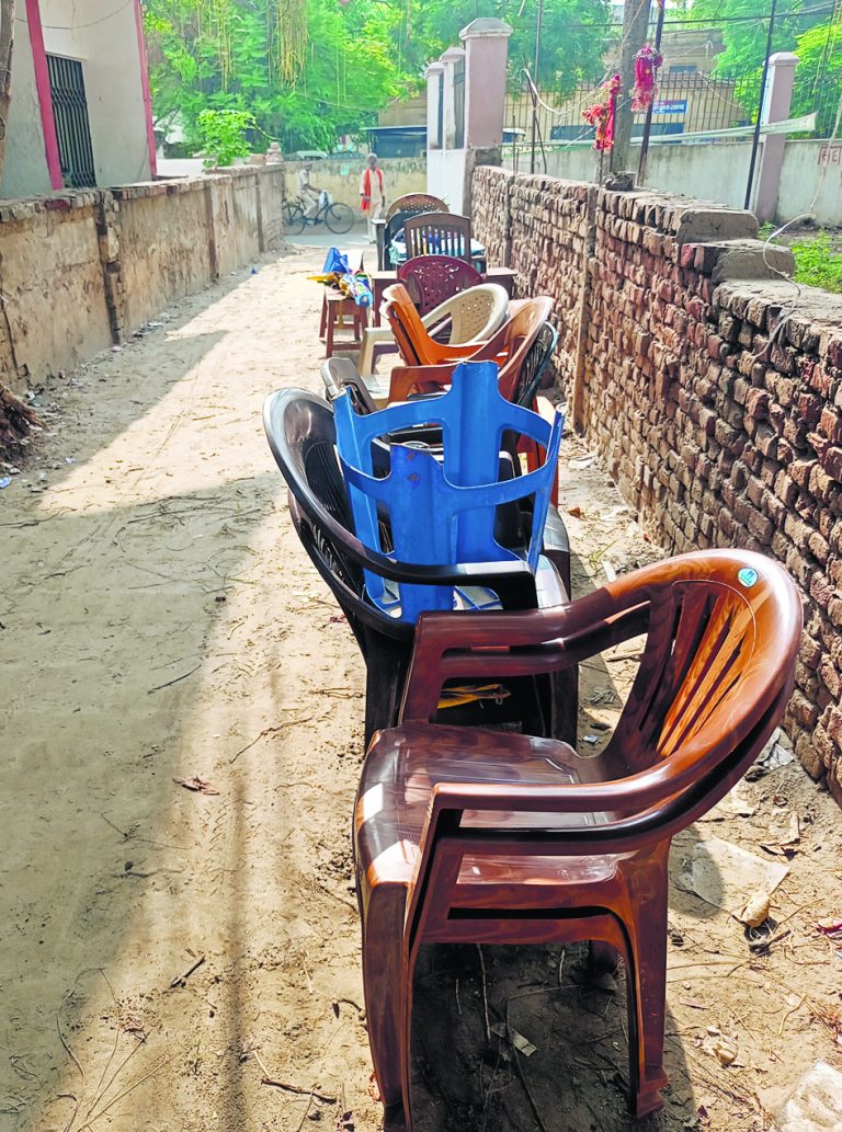 गली के अतिक्रमण से लोगों को आने-जाने में हो रही है परेशानी