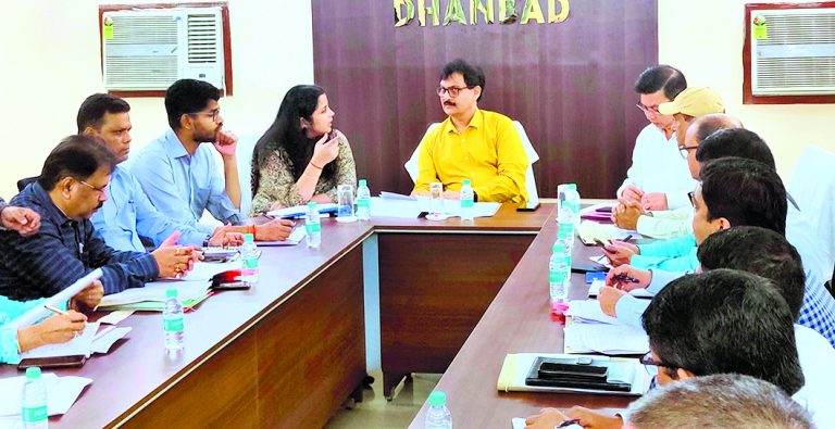 DHANBAD NEWS : सी विजिल एप पर आने वाली शिकायतों का करें त्वरित निष्पादन : आयुक्त