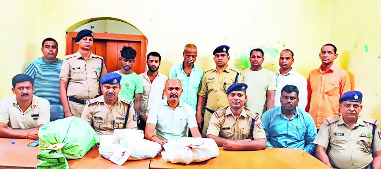 Chhapra News : रेलवे की संपत्ति चुराने वाले चोर व कबाड़ी दुकानदार गिरफ्तार