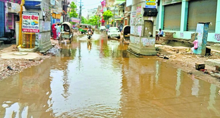 Chhapra News : रात में शुरू हुई बारिश सुबह में रुकी, शहर में कहीं जलजमाव, तो कहीं कीचड़ से परेशानी