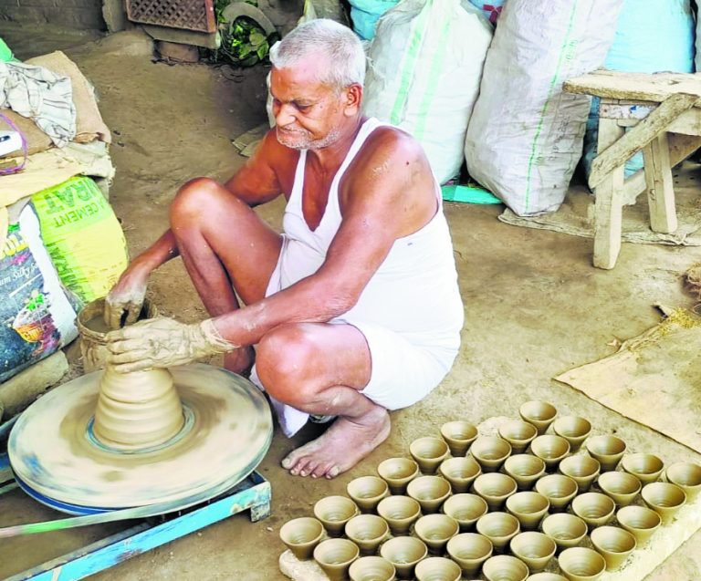 Chhapra News : दीपावली की तैयारियां जोरों पर, दीये बनाने में जुटे कुम्हार