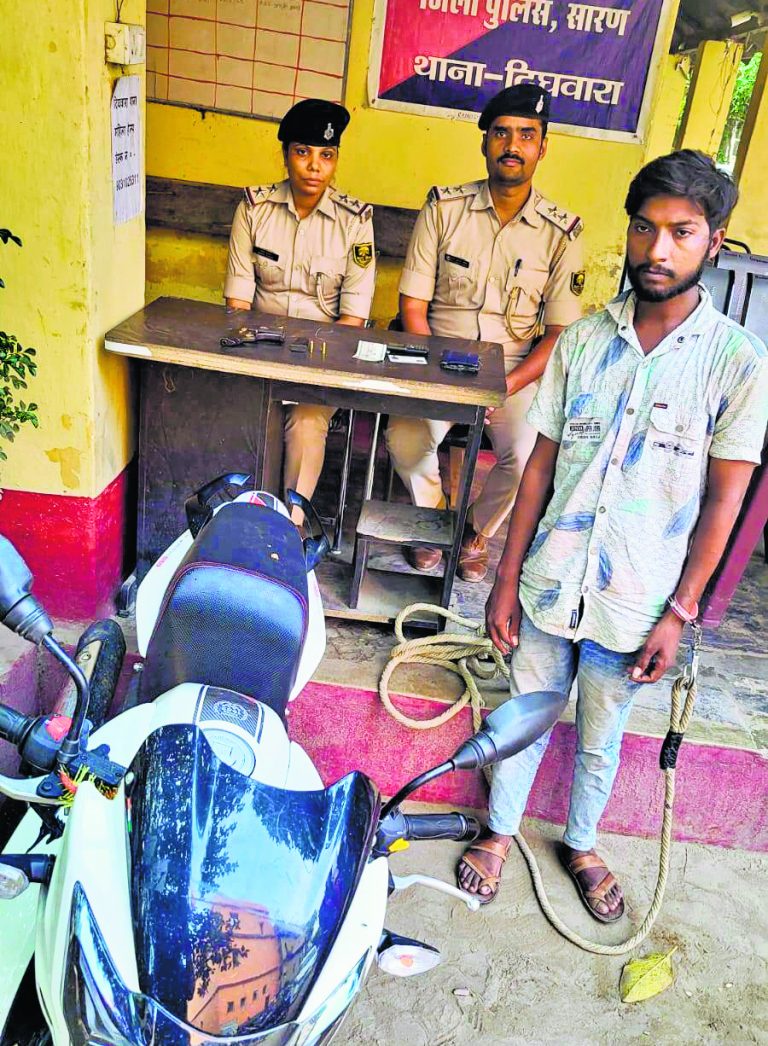 Chhapra News : सोने की चेन व पर्स छीन कर भाग रहा एक बदमाश पकड़ाया, दो फरार