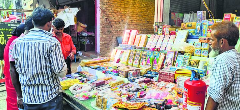 Gopalganj News  : पटाखों में विस्फोट हुआ, तो मच सकती है बड़ी तबाही, शहर में 32 दुकानदारों ने दिया लाइसेंस के लिए आवेदन