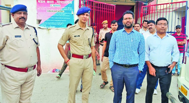 Gopalganj News  : चनावे जेल में प्रशासन का छापा, सुरक्षा को लेकर किया मुआयना