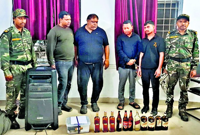 होटल में खेला जा रहा था जुआ, दो बिल्डर सहित चार गिरफ्तार