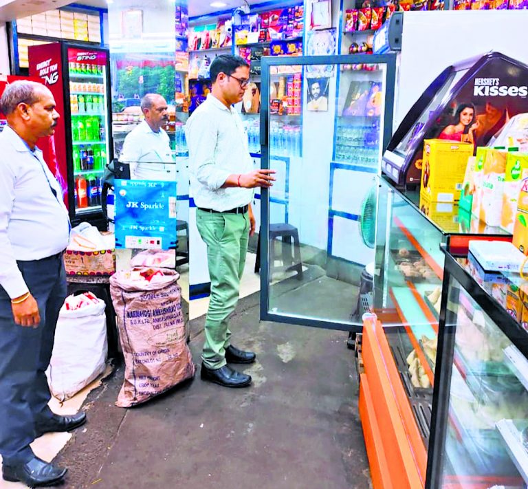 Ranchi News: मिठाई दुकानों और रेस्तरां में छापेमारी, सैंपल हुए जब्त