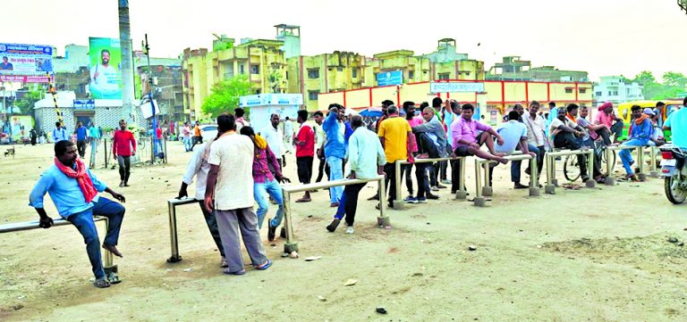 Chhapra News : रेलवे जंक्शन के पास निर्धारित स्टैंड में वाहन लगाने का निर्देश जारी