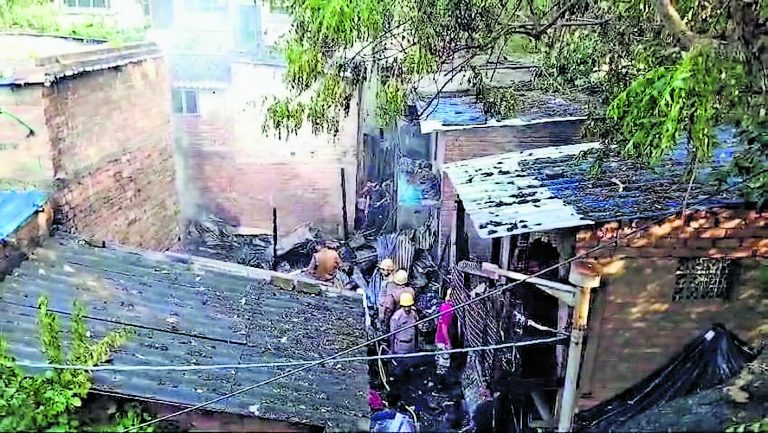 चार्ज करते वक्त स्कूटी की बैटरी में विस्फोट, कमरे में लगी आग