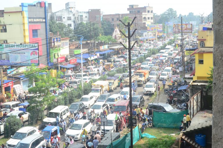 dhanbad news :  जाम से परेशान रहा शहर, कहीं प्रत्याशी के समर्थकों, तो कहीं दुकानदारों की वजह से रेंग रहे थे वाहन