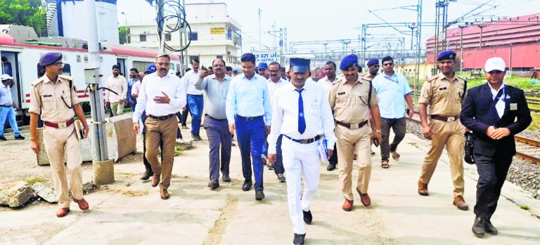 Chhapra News : त्योहारों के दौरान जंक्शन व सर्कुलेटिंग एरिया में बढ़ायी गयी सुरक्षा, एडीआरएम ने लिया जायजा