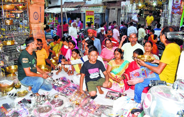 धनतेरस पर झूम उठा बाजार, हुई धनवर्षा