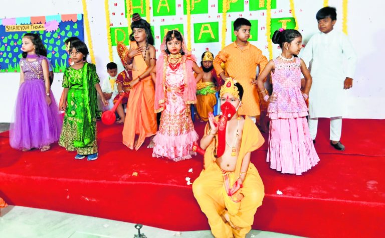 Chhapra News : दीपोत्सव कार्यक्रम में बच्चों ने गीत व नृत्य प्रस्तुत कर दर्शकों का मोहा मन