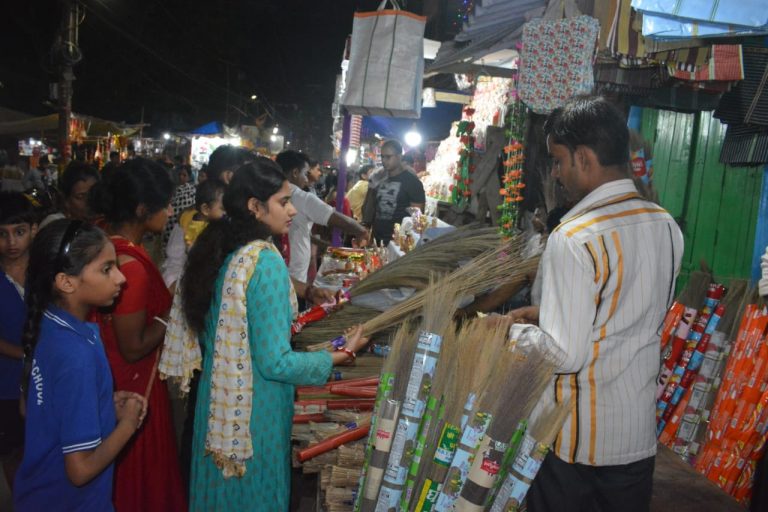 गुलजार हुआ बाजार, चार किलो सोना व 80 किलो चांदी बिकी