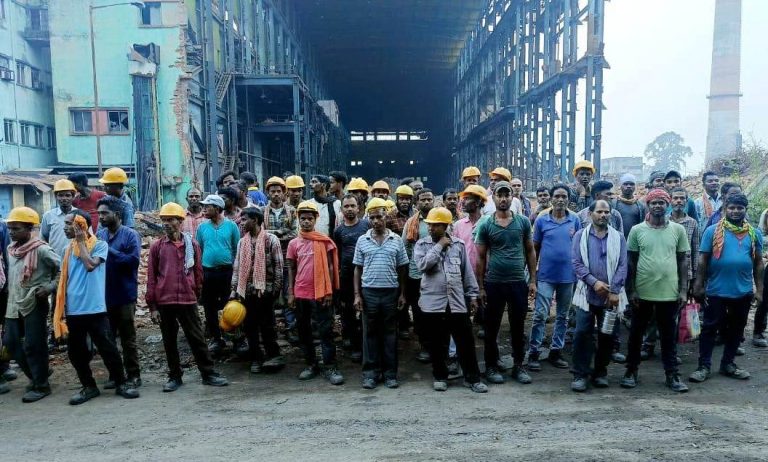 BOKARO NEWS : बोनस की मांग को लेकर मजदूरों ने किया काम बंद