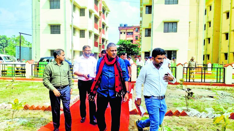 बर्दवान स्टेशन का सांसद कीर्ति आजाद ने किया दौरा