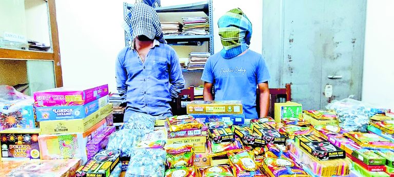 दुर्गापुर में लाखों रुपये के प्रतिबंधित पटाखे जब्त, पकड़े गये छह लोग