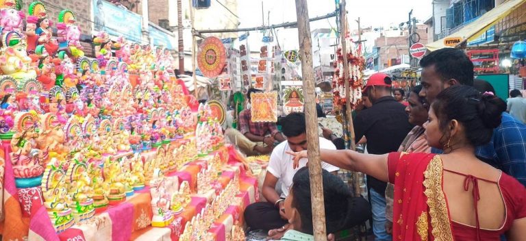 दीपावली आज, उत्सव में डूबे लोग