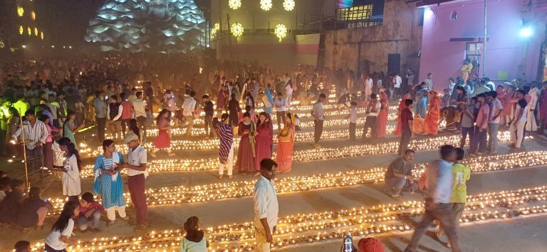 आठ लाख दीपों से जगमगाया कल्याणपुर