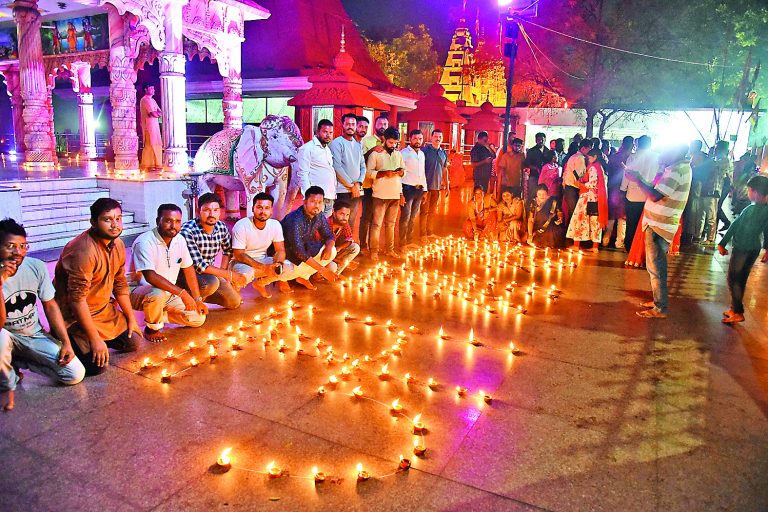 Jamshedpur News : 11 हजार दीयों से जगमगाया सिदगोड़ा का सूर्य धाम