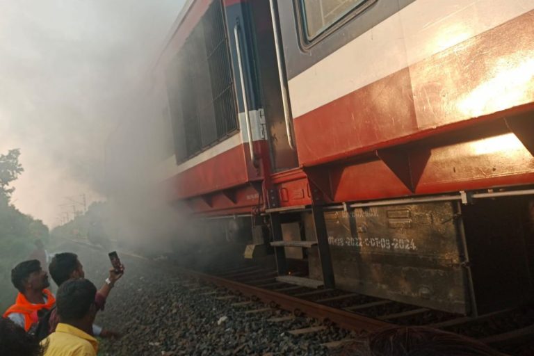 Madhya Pradesh: यात्रियों से भरी डेमू ट्रेन के इंजन में लगी आग, जान बचाने के लिए Train से कूदे लोग