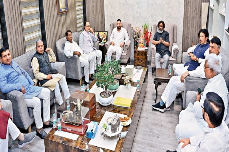 Jharkhand Election: इंडिया गठबंधन में फंसा पेंच, RJD नाराज, JMM 41 से 42 सीट तो कांग्रेस को 28 से 29 सीटें