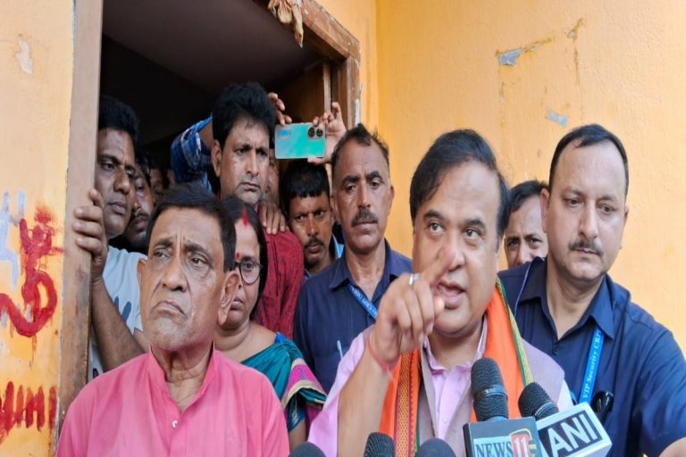 Jharkhand Chunav 2024: नाराज सत्यानंद झा बाटुल को मनाने पहुंचे हिमंता बिस्वा सरमा, बंद कमरे में घंटों की गुफ्तगू