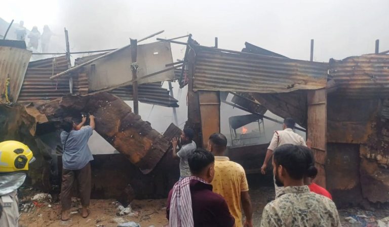 Bihar News: नवादा में कबाड़ दुकान में लगी भीषण आग, लाखों की संपत्ति जलकर राख