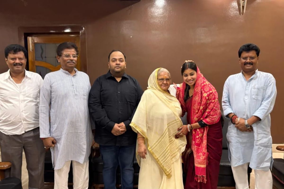 चुनाव प्रचार के दौरान आशीर्वाद लेतीं पूर्णिमा साहु