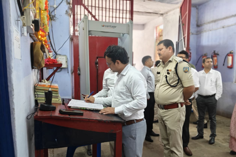 Sahibganj News : विधानसभा चुनाव को लेकर अलर्ट मोड पर जिला प्रशासन, मंडल कारा साहिबगंज में छापेमारी