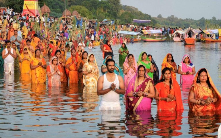 Kaimur: छठ घाट के पास गिर रहा नाले का पानी, व्रतियों को होगी परेशानी