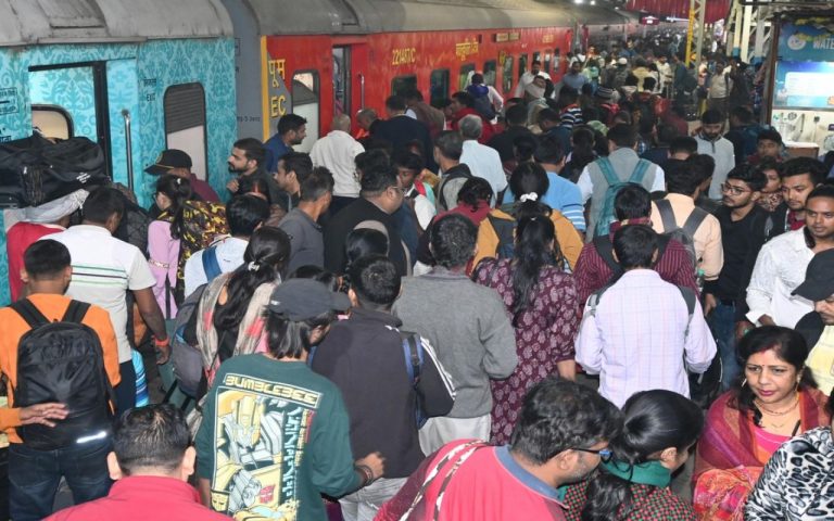 Chhapra: छठ खत्म होते ही ट्रेनों और बसों में बढ़ी भीड़, रेल प्रशासन भी हुआ चौकस