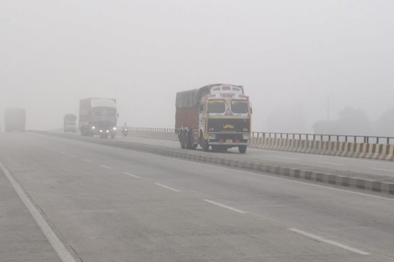 Bihar Weather: पछुआ हवा चलने से गिर रहा तापमान, सुबह कोहरे से ढका आसमान