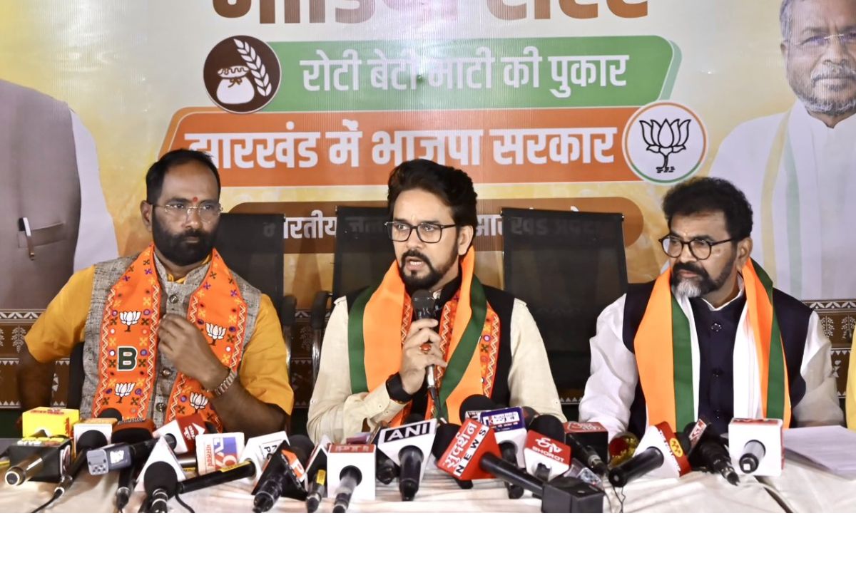 भाजपा के मीडिया सेंटर में पत्रकारों से बातचीत करते अनुराग ठाकुर