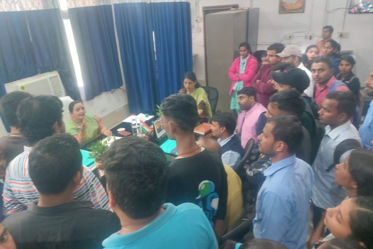 BRABU में फीस वसूली पर छात्रों का विरोध जारी, प्रशासन ने स्थगित की परीक्षा फॉर्म भरने की प्रक्रिया