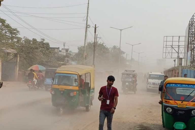 मुजफ्फरपुर में सड़क पर कचरा और निर्माण सामग्री से बढ़ता प्रदूषण, नगर निगम करेगा सख्त कार्रवाई