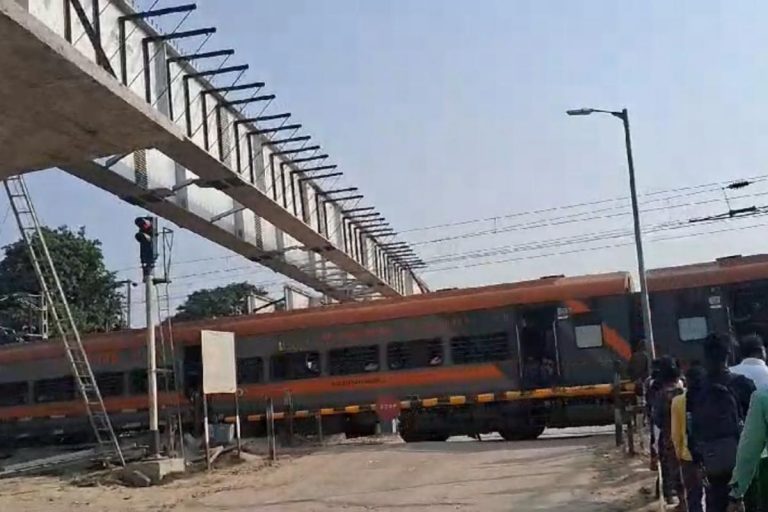 Bihar News: बगहा ओवरब्रिज निर्माण अधूरा, जनता को झेलनी पड़ रही है मुश्किलें