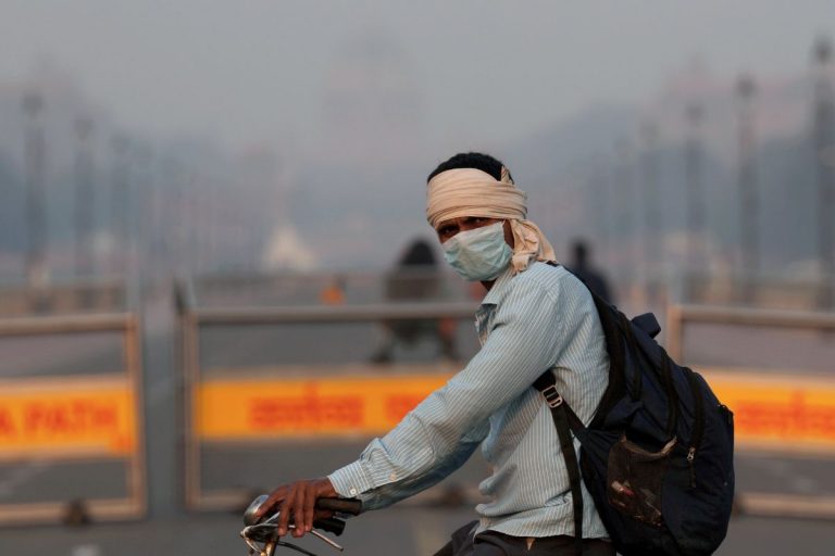 गंभीर वायु प्रदूषण से जूझती दिल्ली